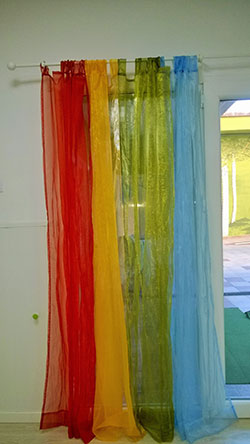 CON CORTINAS PARA ESCONDERNOS Y VER A TRAVES DE ELLAS