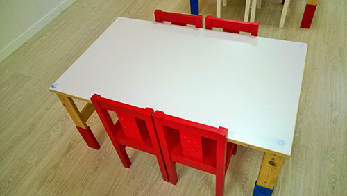 CON SILLAS DE MADERA, PORQUE YA SOMOS MAYORES